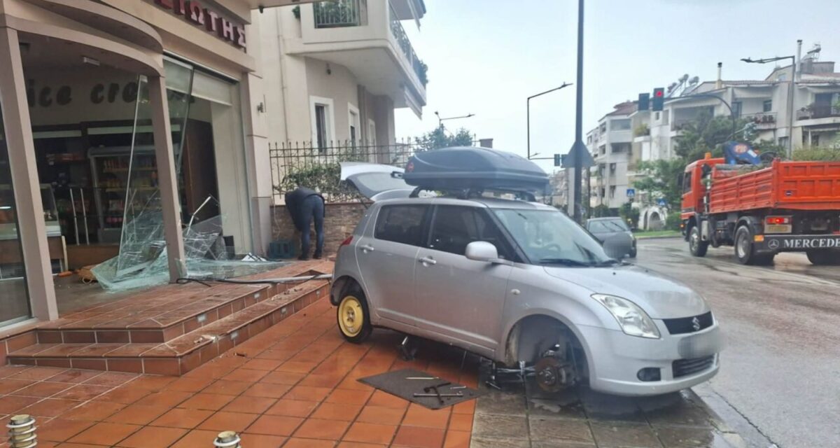 Αγρίνιο: Λύθηκε το χειρόφρενο σε αυτοκίνητο και «καρφώθηκε» σε τζαμαρία φούρνου