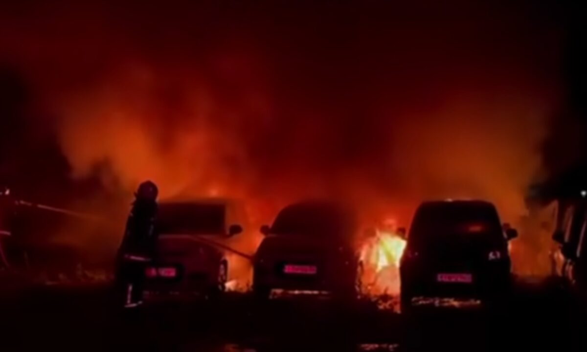 Ηράκλειο: Πυρκαγιά σε χώρο ενοικίασης αυτοκινήτων – Καταστροφές σε 18 οχήματα, παρακολουθήστε το βίντεο