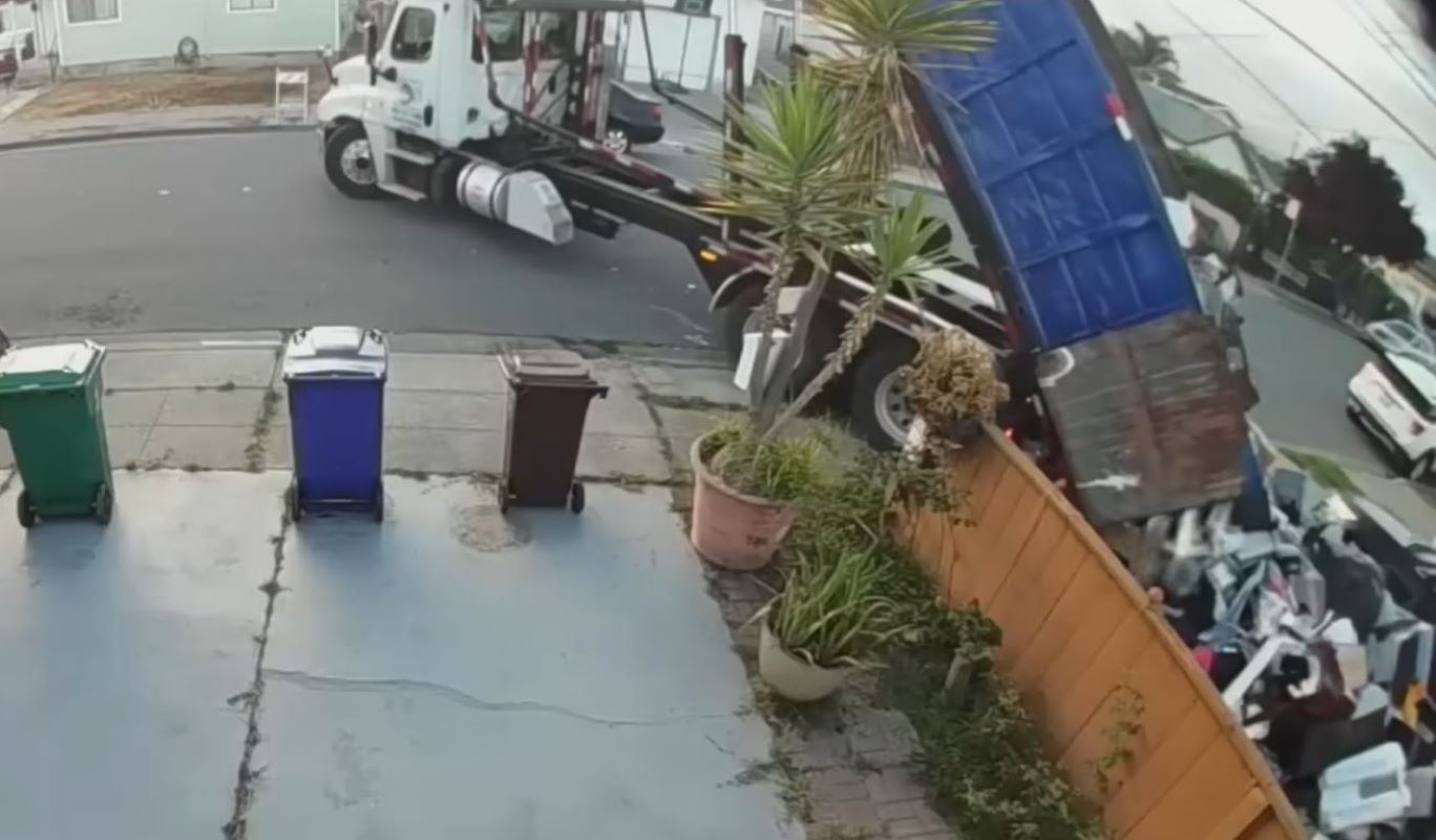 Βίντεο: Οδηγός απορριμματοφόρου ρίχνει σκουπίδια στην αυλή πελάτη λόγω απλήρωτου λογαριασμού