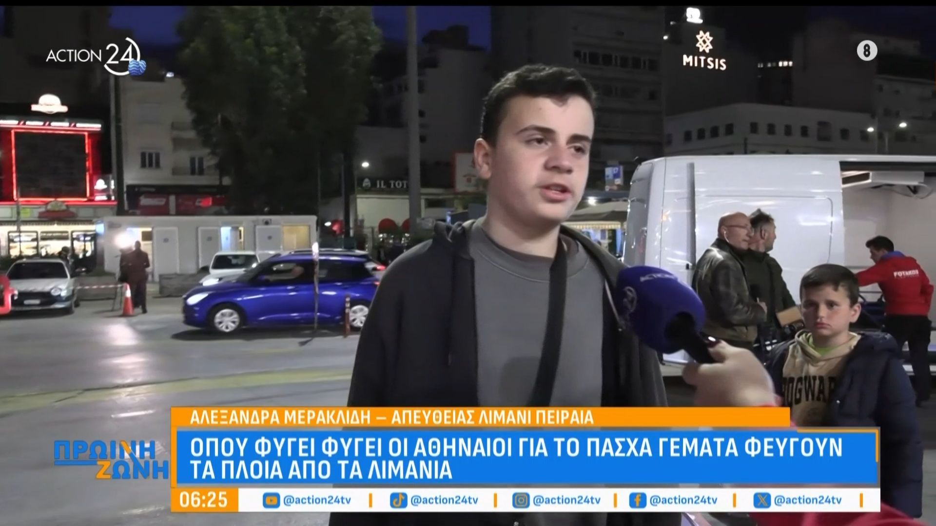 Γεμάτα φεύγουν τα πλοία από το λιμάνι του Πειραιά φορτωμένα με Αθηναίους για τις διακοπές του Πάσχα