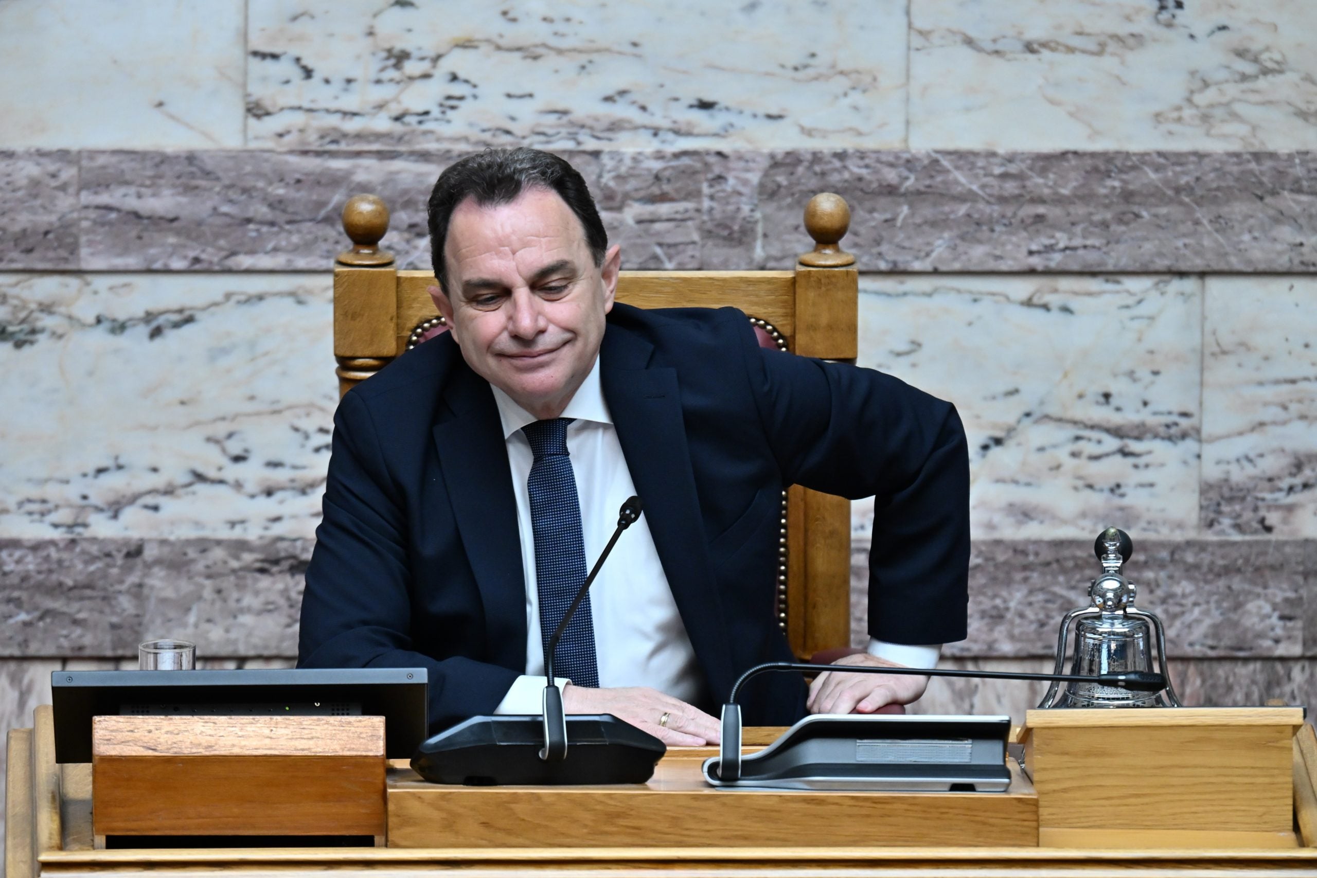 Βουλή: «Απαραίτητο» το γλυκό για την είσοδο στην Ολομέλεια – Η φράση Γεωργαντά για τη γιορτή του