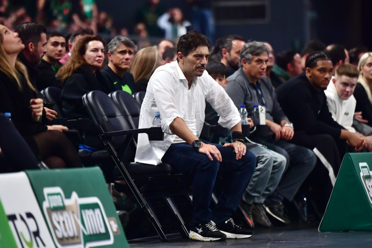 Ο Δημήτρης Γιαννακόπουλος γιόρτασε έντονα με τον Εργκίν Αταμάν τη θριαμβευτική νίκη του Παναθηναϊκού επί της Βαλένθια