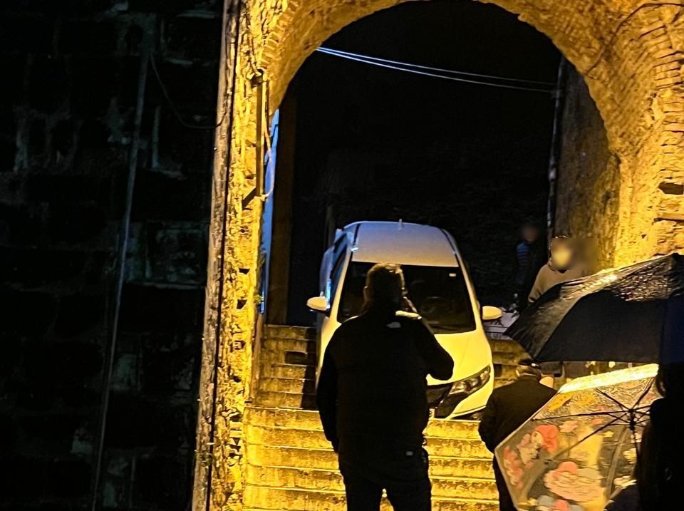 Γιάννενα: Αυτοκίνητο «βούτηξε» στα σκαλιά του Κάστρου 2 αυτοκίνητο