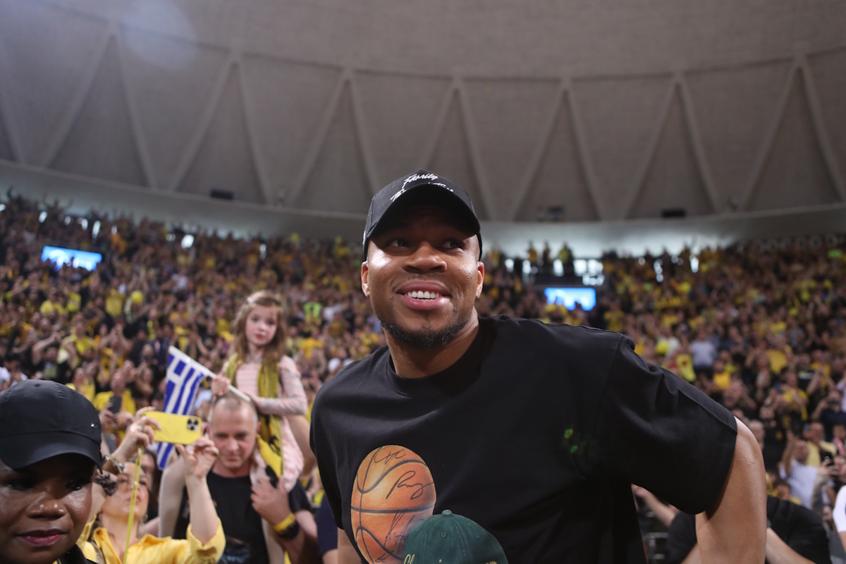 Γιάννης Αντετοκούνμπο: Η χαρά του «Greek freak» με το σύνθημα των φιλάθλων του Άρη Betsson