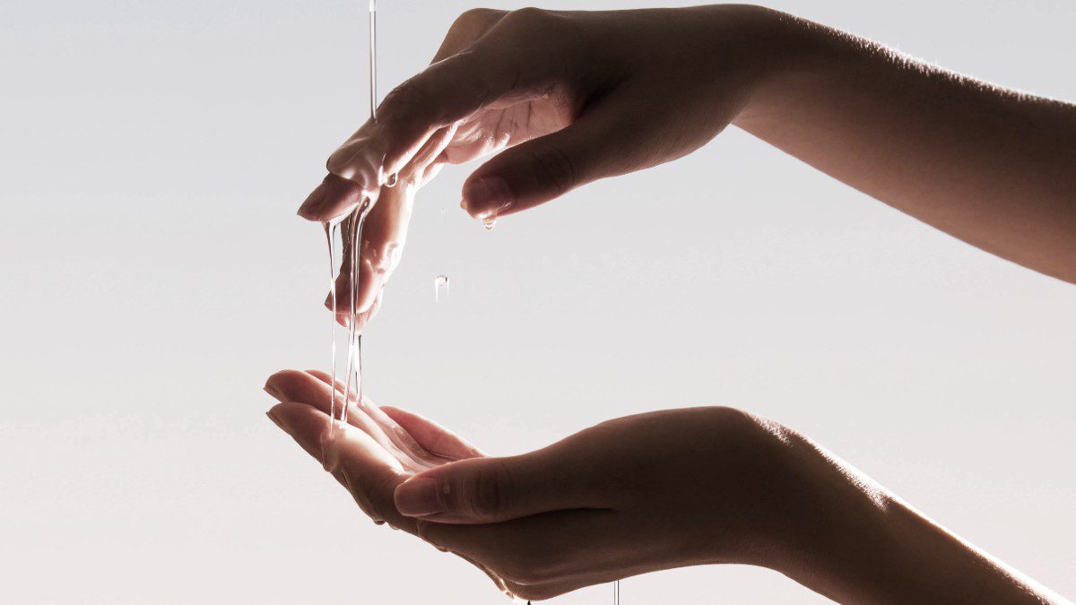 Άσε τις ακριβές κρέμες: Το μαγικό ελιξίριο της γιαγιάς για θαύματα στο δέρμα