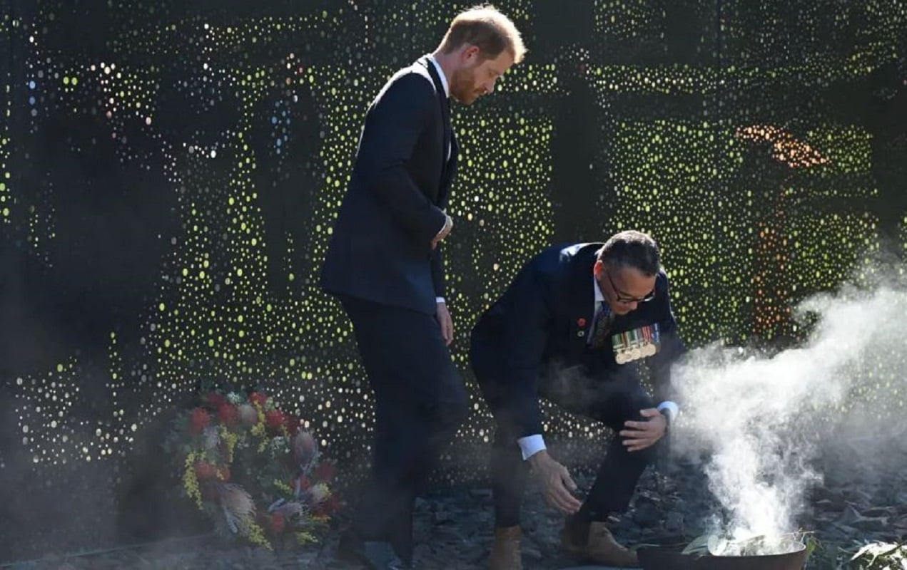 Ο πρίγκιπας Χάρι συμμετείχε σε παραδοσιακή τελετή καπνισμού στο Australian War Memorial στην Καμπέρα, EPA