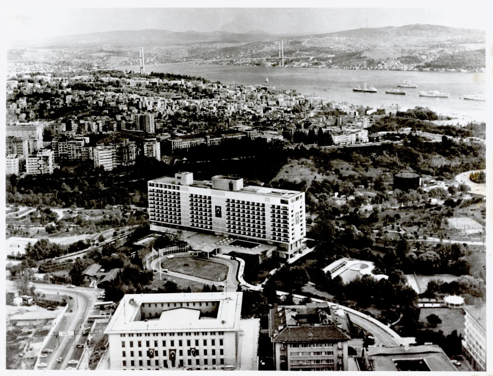 Hilton: Ανακαινίζει το θρυλικό Hilton Istanbul Bosphorus