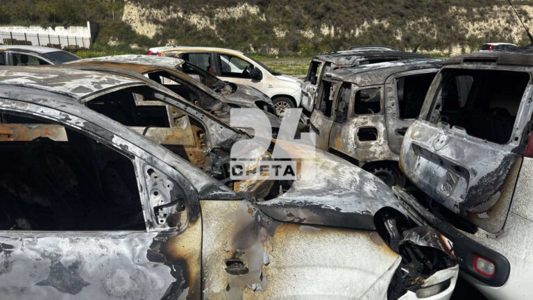Ηράκλειο: Σκηνές καταστροφής από πυρκαγιά σε χώρο ενοικίασης αυτοκινήτων – Καταστράφηκαν σχεδόν τα μισά 3 Τα καμένα αυτοκίνητα