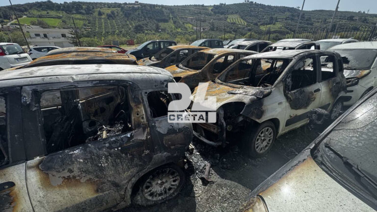 Ηράκλειο: Σκηνές καταστροφής από πυρκαγιά σε χώρο ενοικίασης αυτοκινήτων – Καταστράφηκαν σχεδόν τα μισά 4 Τα καμένα αυτοκίνητα