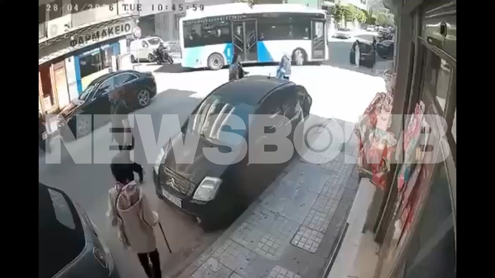 Η στιγμή που ο 89χρονος με την καραμπίνα βγαίνει από το υποκατάστημα του ΕΦΚΑ ενώ έχει πυροβολήσει