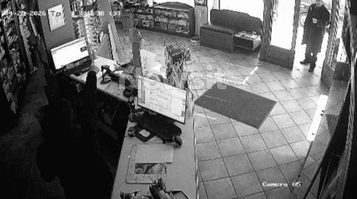 Αποκαλυπτικές εικόνες από την επίθεση του 89χρονου στον ΕΦΚΑ – Οι ενέργειες του «πιστολέρο» και τα αίματα στα γραφεία