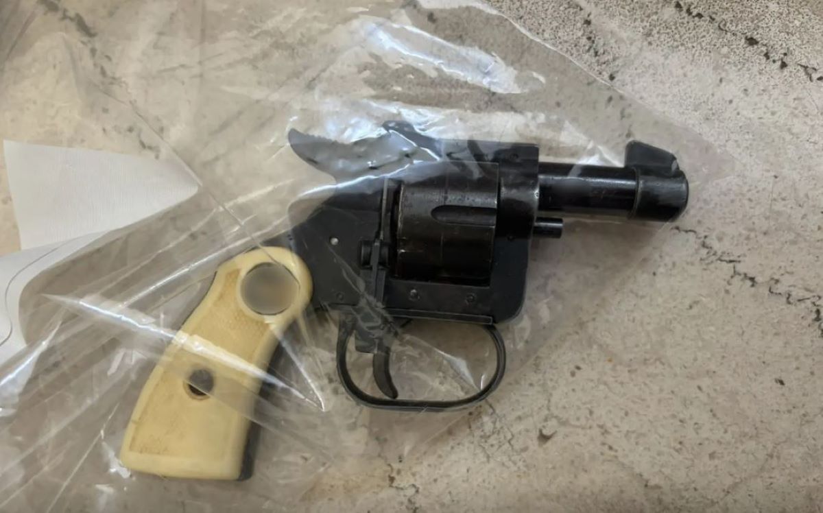 Κολωνός: Το όπλο που χρησιμοποίησε ο 73χρονος για να απειλήσει ταμία σε σούπερ μάρκετ – Βίντεο ντοκουμέντο