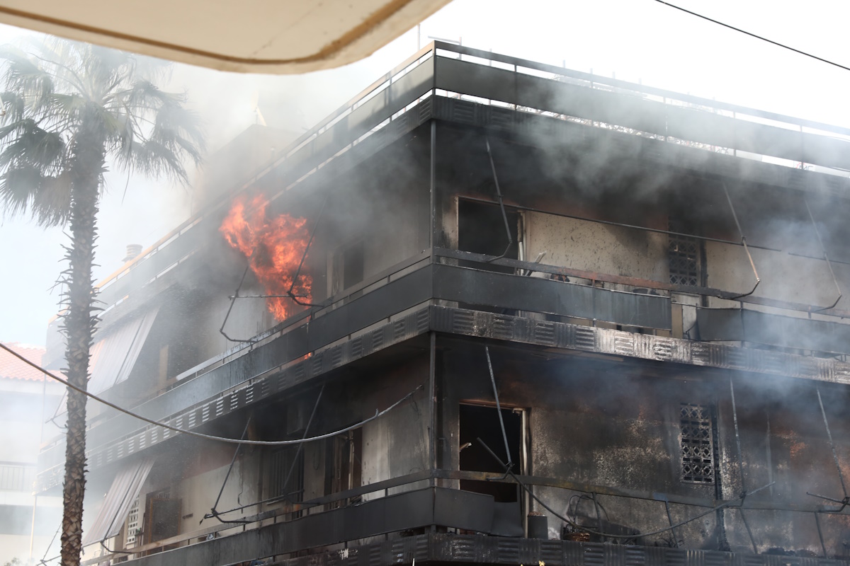 Πυρκαγιά σε κατάστημα με μεταχειρισμένα ανταλλακτικά αυτοκινήτων που βρίσκεται στη συμβολή των οδών Ανδρομάχης και Πηνελόπης στο Ίλιον Αττικής