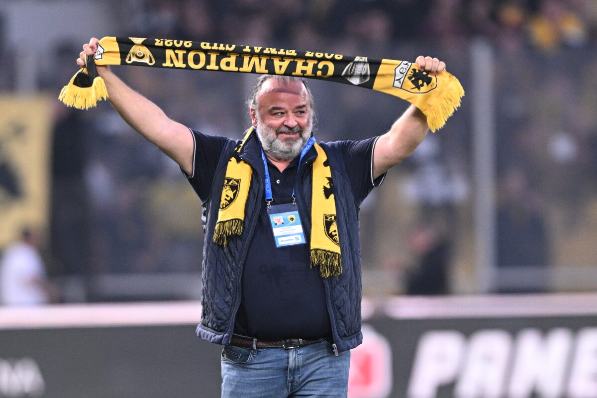 Ο Μάριος Ηλιόπουλος γιόρτασε τον θρίαμβο της ΑΕΚ σηκώνοντας το κασκόλ της Ένωσης