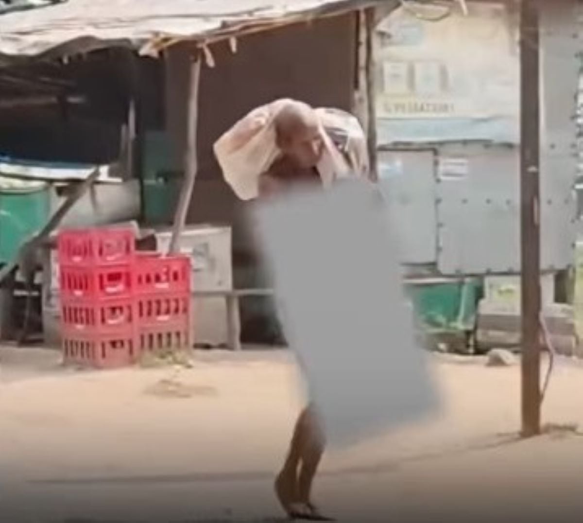 Σοκ στην Ινδία: Χωρίς πιστοποιητικό θανάτου, πήγε το σώμα της αδελφής του στην τράπεζα για απόδειξη – ΒΙΝΤΕΟ