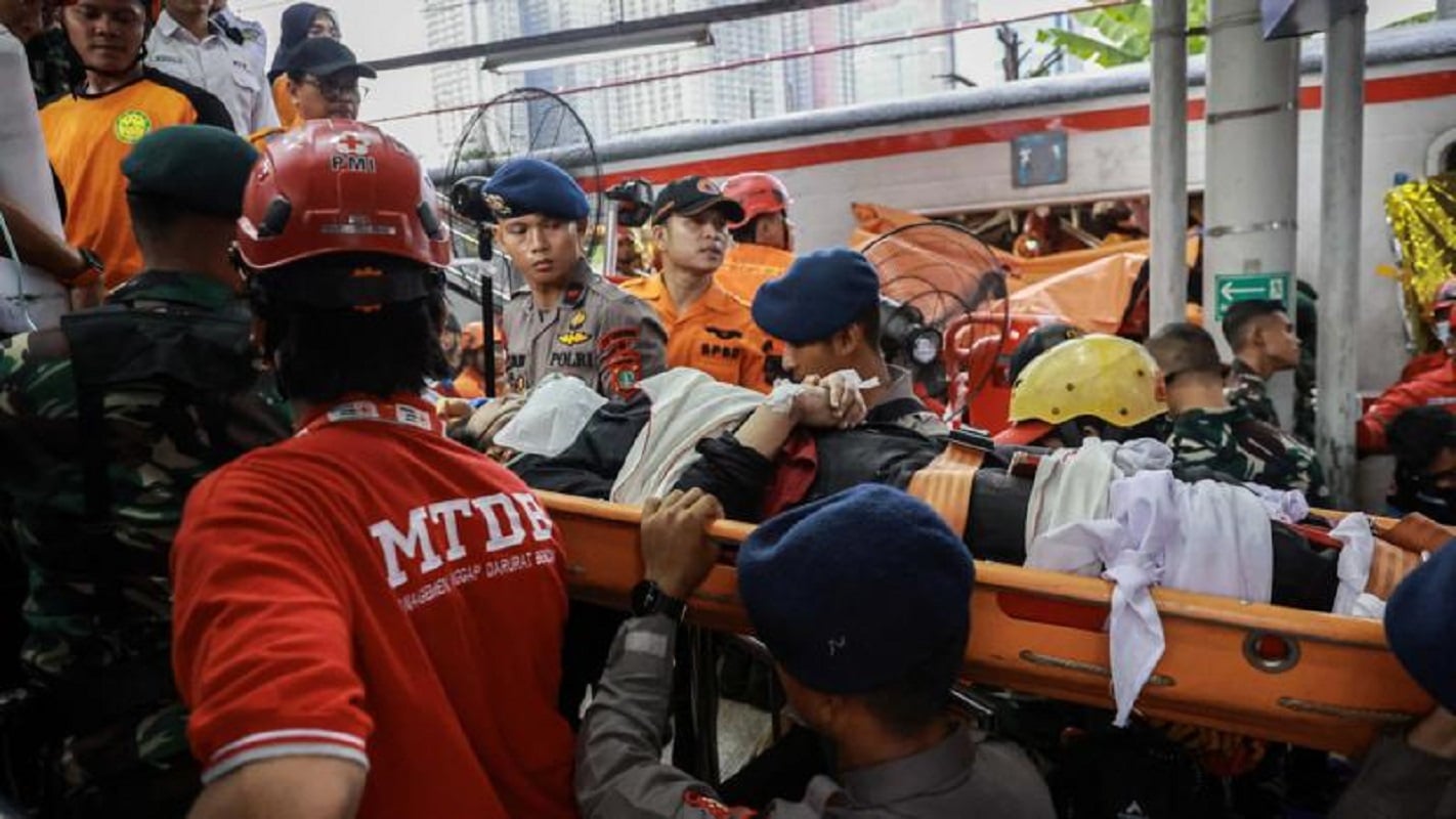 Ινδονησία: Τουλάχιστον 14 νεκροί και δεκάδες τραυματίες μετά από σύγκρουση τρένων – «Νόμιζα ότι θα πεθάνω»