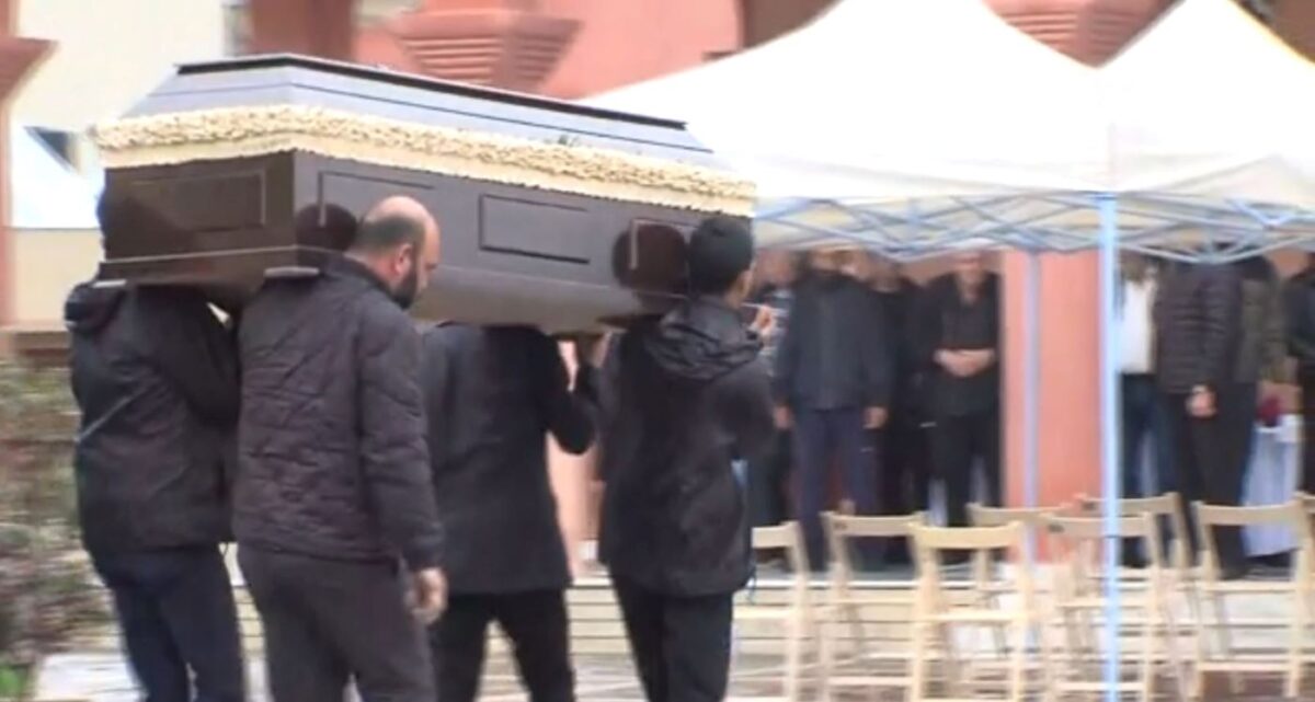 Τελευταίο αντίο στην Ελευθερία Γιακουμάκη: Θρήνος για την 43χρονη που σκοτώθηκε από τον 39χρονο πρώην σύντροφό της