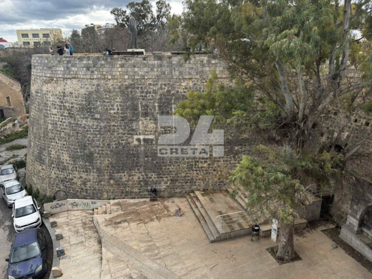 Ηράκλειο: Άνδρας έπεσε από τα τείχη και κατέληξε στο κενό – Νοσηλεύεται στη ΜΕΘ του Βενιζέλειου