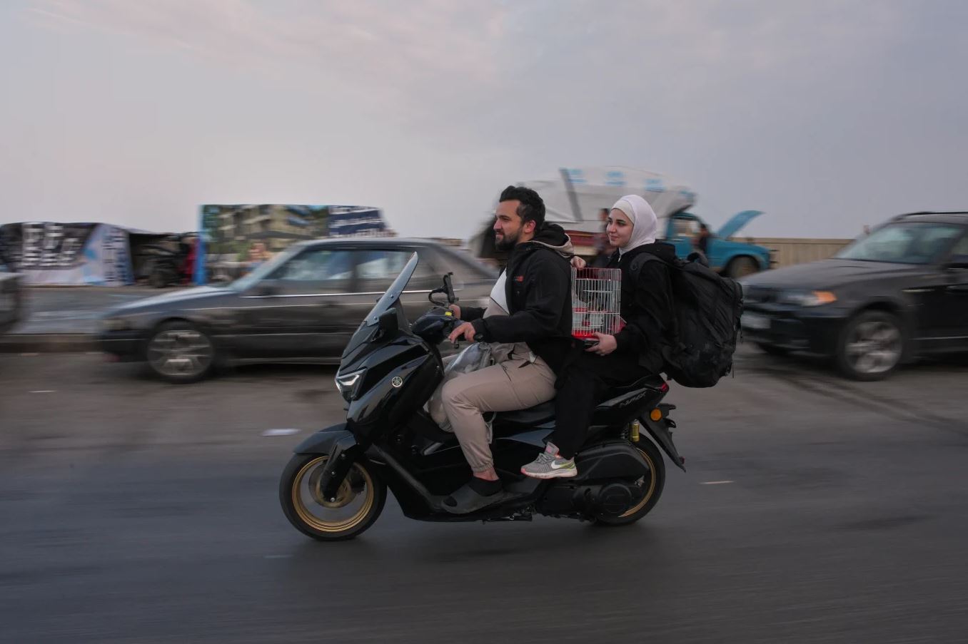 Εκτοπισμένοι κάτοικοι επιστρέφουν με μοτοσικλέτα στα χωριά τους μετά την εκεχειρία μεταξύ Ισραήλ και Χεζμπολάχ, στη Σαΐντα, Λίβανος, Παρασκευή 17 Απριλίου 2026. (Φωτογραφία AP/Hassan Ammar)