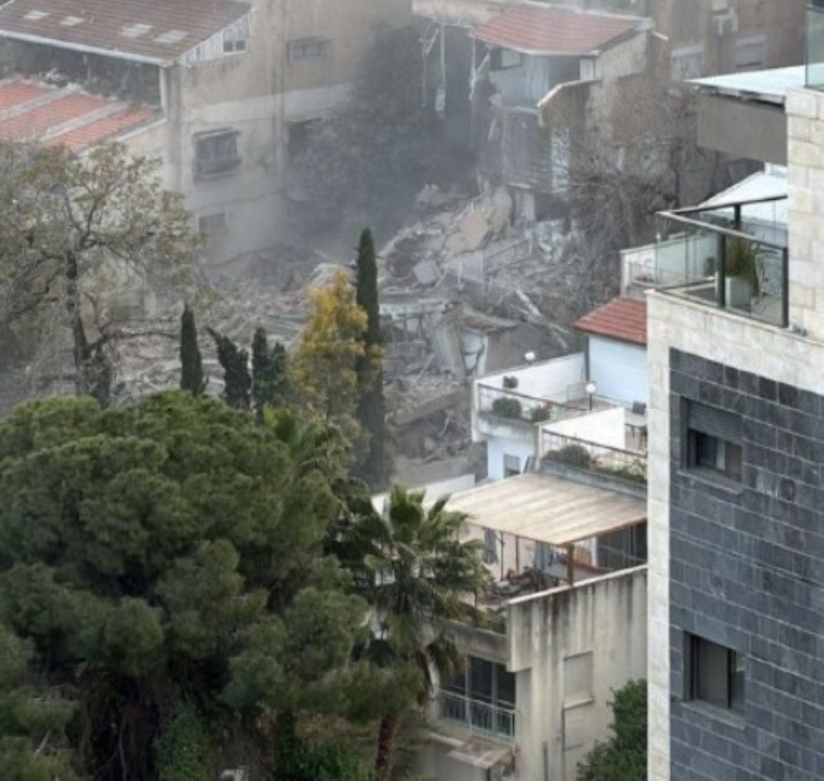 Το Ιράν χτύπησε με βαλλιστικό πύραυλο κτίριο στη Χάιφα: 4 τραυματίες – Υπάρχει κίνδυνος κατάρρευσης