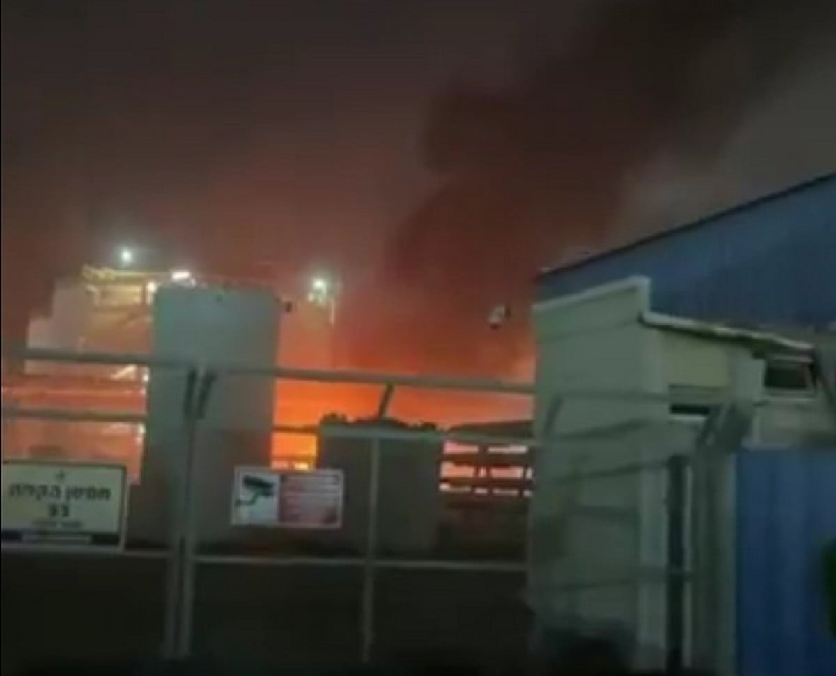 Ισραήλ: Ένας τραυματίας και διακοπές ρεύματος από ιρανική πυραυλική επίθεση – Υπό έλεγχο η φωτιά στη βιομηχανική περιοχή (Βίντεο)
