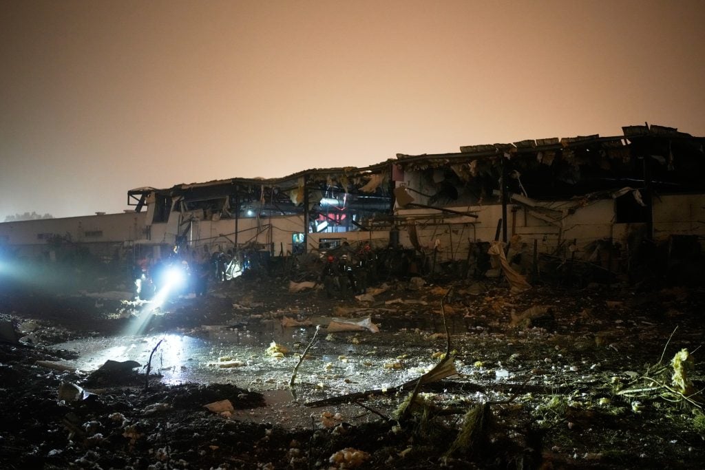 Συνδυασμένη επίθεση από Ιράν, Χεζμπολάχ και Χούθι στο Ισραήλ – Πέντε τραυματισμοί, ζημιές στην Πετάχ Τίκβα (Βίντεο)