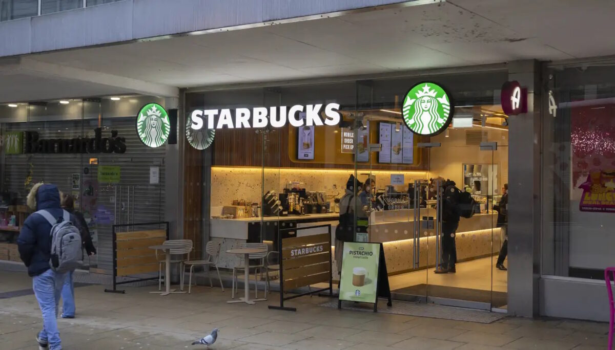 «Νέα χέρια» για τα καταστήματα Starbucks σε Ελλάδα και Κύπρο – Γνωρίστε τον νέο ιδιοκτήτη