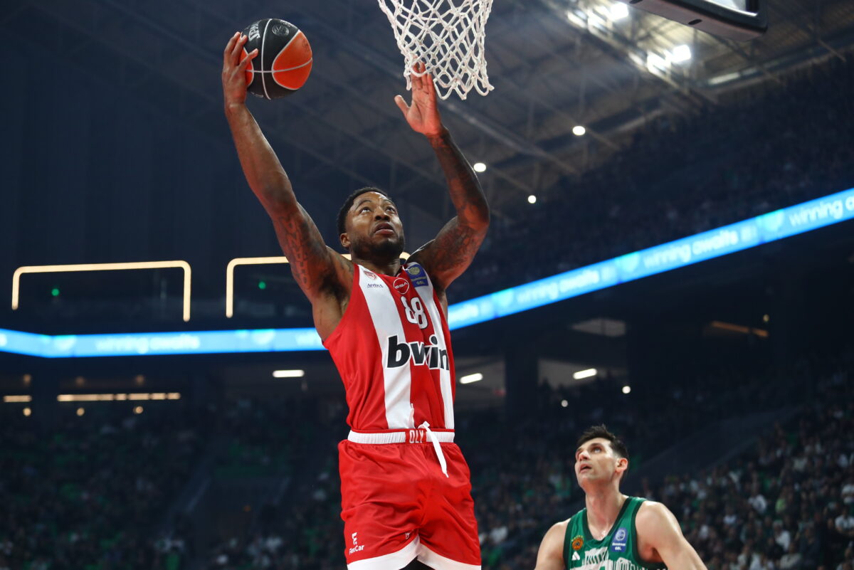 Ολυμπιακός: «Η ΚΑΕ Παναθηναϊκός υπέβαλε αναφορά για άσεμνη κίνηση του Ταϊρίκ Τζόουνς»