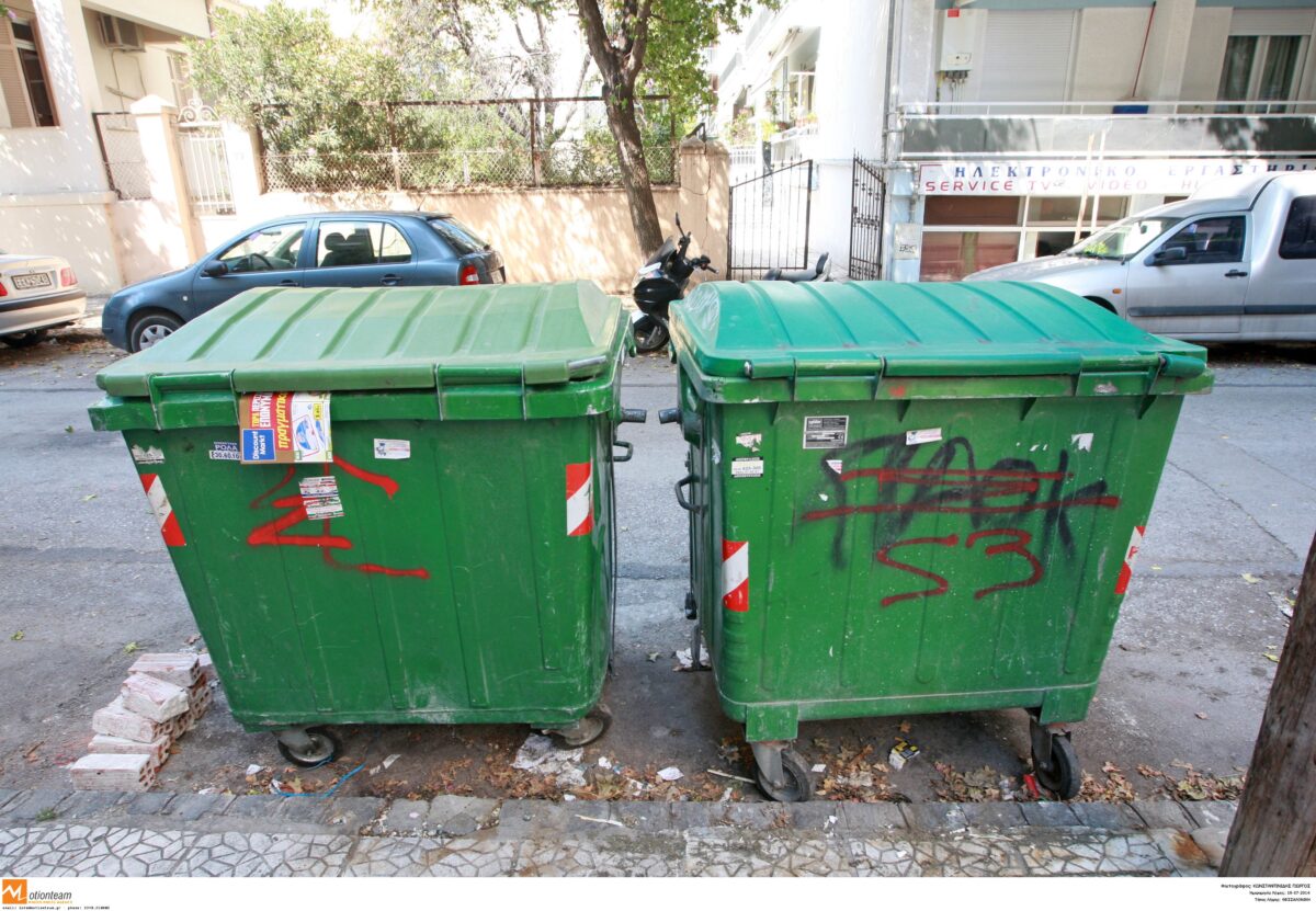 Θεσσαλονίκη: Άστεγος κοιμόταν σε κάδο σκουπιδιών και τον μάζεψε απορριμματοφόρο – Τραυματίστηκε ελαφρά