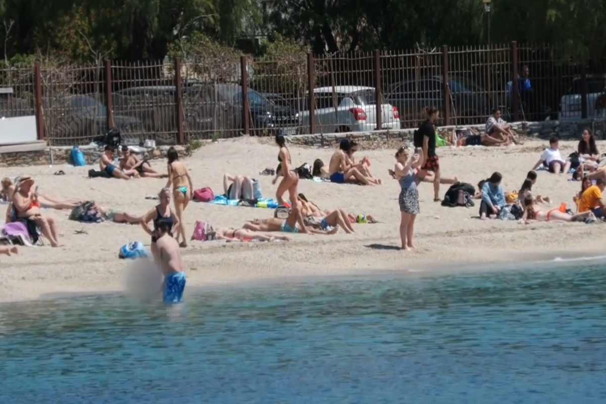 Καιρός: Οι πρώτες βουτιές των Αθηναίων, σκηνικό «Ιουλίου», πού έφτασε τριαντάρια η θερμοκρασία
