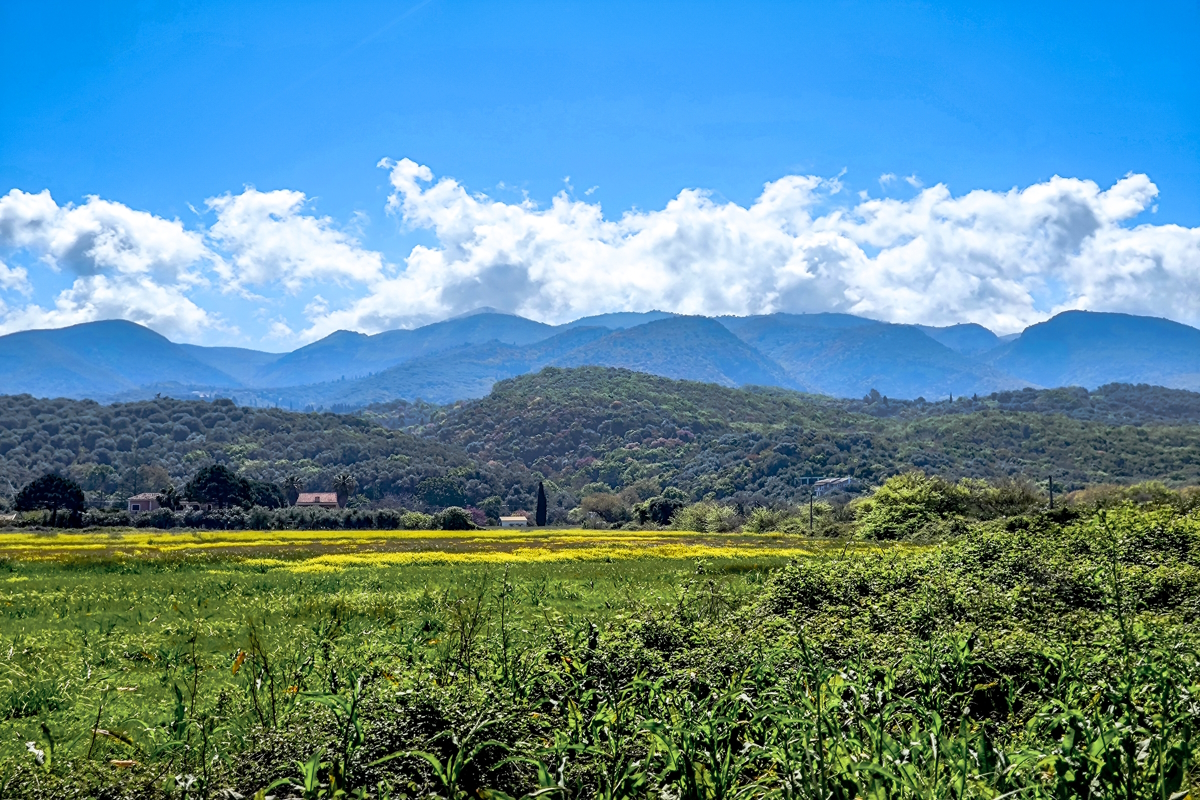 Καιρός σήμερα: Ηλιοφάνεια και ζέστη – Σποραδικές βροχές στα ορεινά ηπειρωτικά