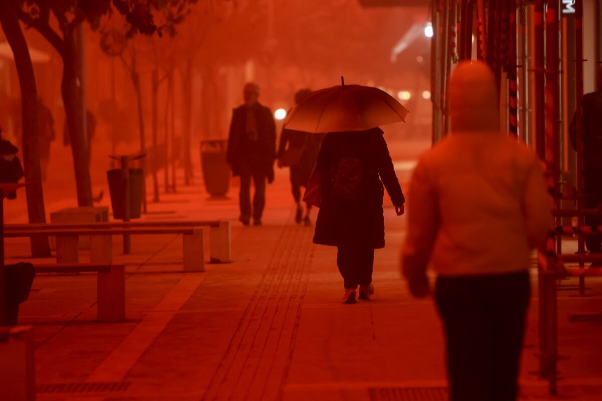 Η κακοκαιρία Erminio πλήττει: Δύο ζώνες σε κόκκινο συναγερμό, πόσο θα κρατήσει η σκόνη