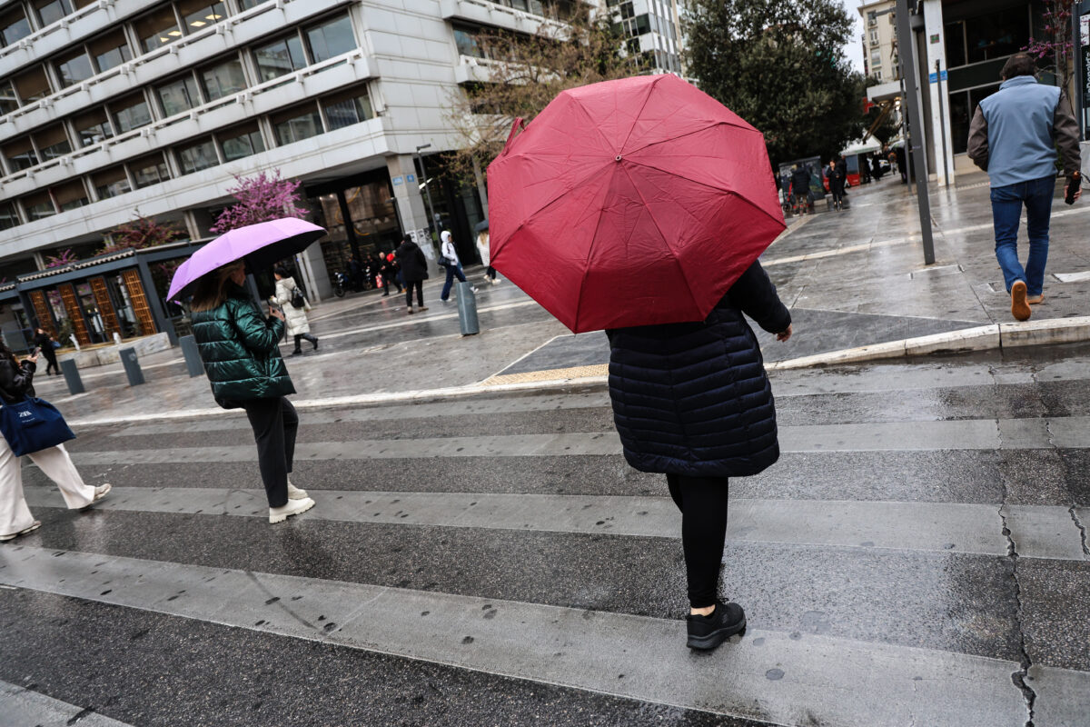 Καιρός σήμερα: Καταιγίδες, βροχοπτώσεις και μείωση της θερμοκρασίας