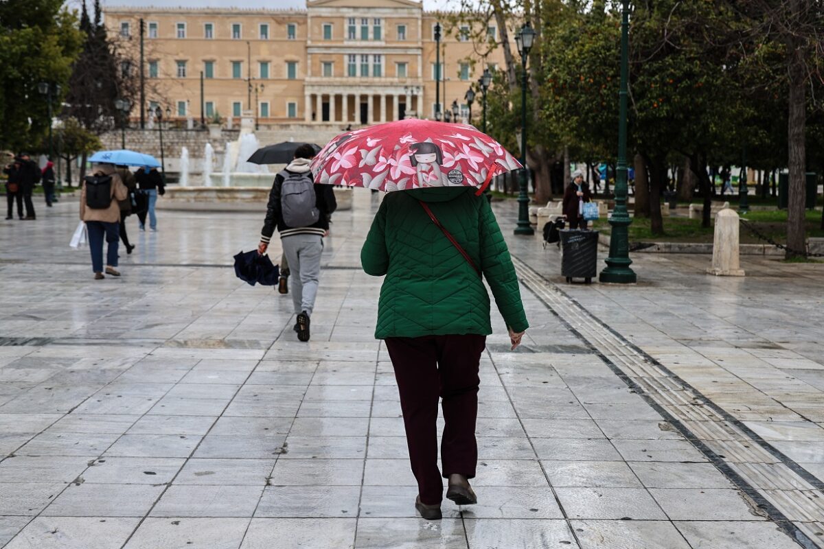 Καιρός αύριο: Βροχοπτώσεις, καταιγίδες και ελαφρά άνοδος θερμοκρασίας