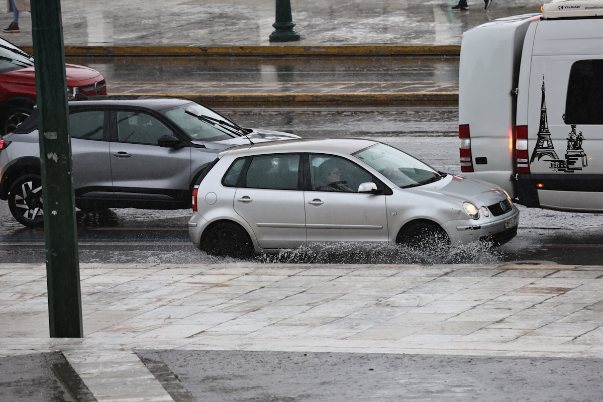 Καιρός σήμερα: Καταιγίδες και βροχές στα βόρεια, αραιά σύννεφα αλλού