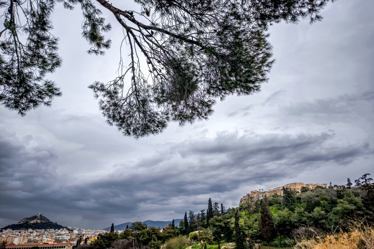 Home 79 Καιρός αύριο: Νεφώσεις και σποραδικές βροχές σε πολλές περιοχές – Ελαφρά πτώση της θερμοκρασίας
