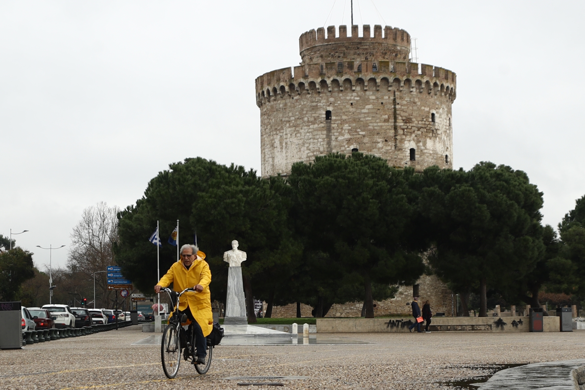 Καιρός σήμερα: Νεφώσεις και πιθανές τοπικές βροχές – Ελαφρά πτώση θερμοκρασίας