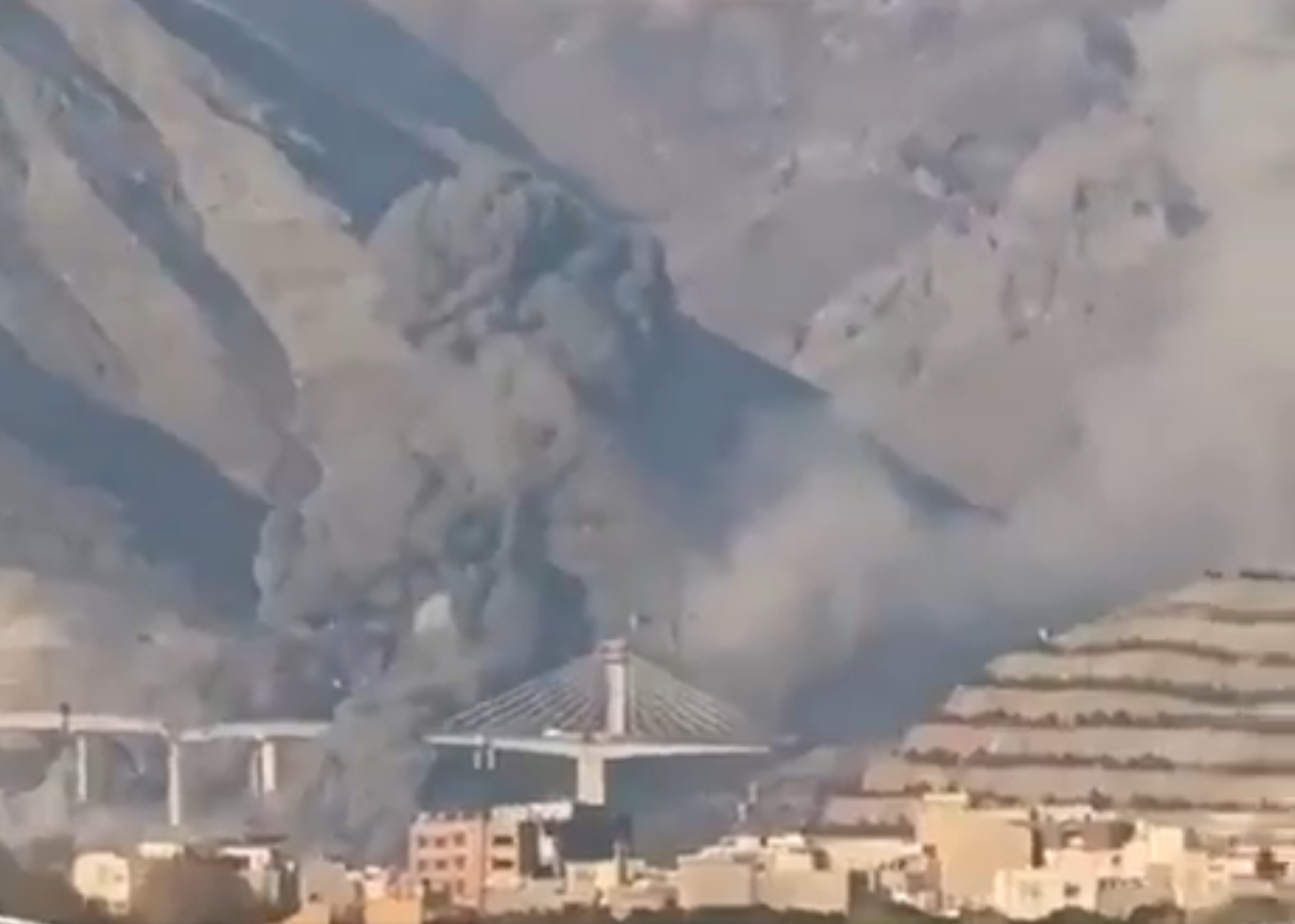 Ιράν: Δύο νεκροί από επίθεση σε γέφυρα στην Καράτζ – Αναφορές για φρέσκες εκρήξεις στην Τεχεράνη