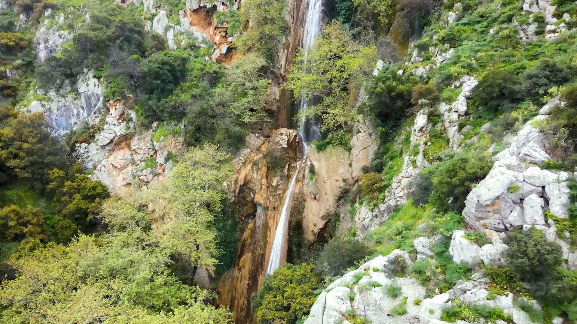 Καταρράκτες Πέτρας στην Αλίαρτο. Εικόνες που κόβουν την ανάσα και αναδεικνύουν την άγρια ομορφιά της περιοχής.