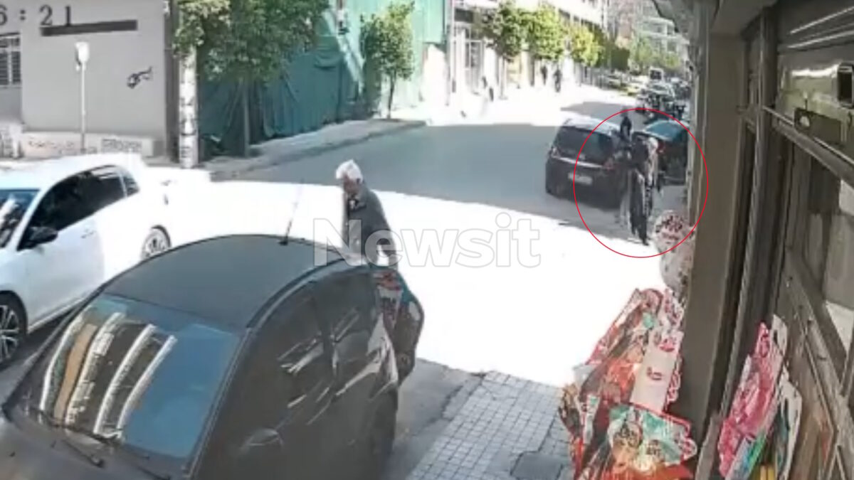 Συγκλονιστικό βίντεο με τον 89χρονο να αποχωρεί οπλισμένος μετά τους πυροβολισμούς στον ΕΦΚΑ Κεραμεικού