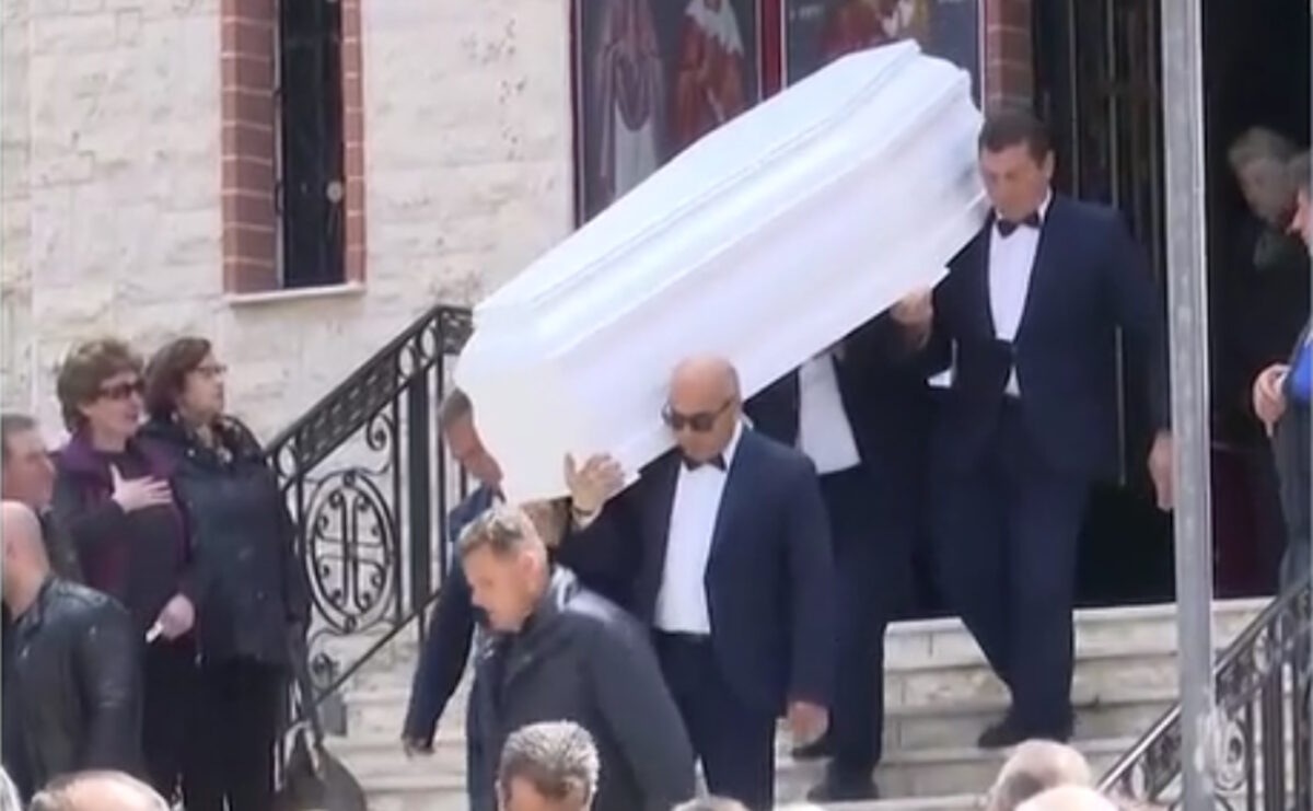 Άγιος Δημήτριος: Ράγισαν καρδιές στην κηδεία του 27χρονου που δολοφονήθηκε στο Πάρκο Ασυρμάτου – Τραγικές φιγούρες οι γονείς του