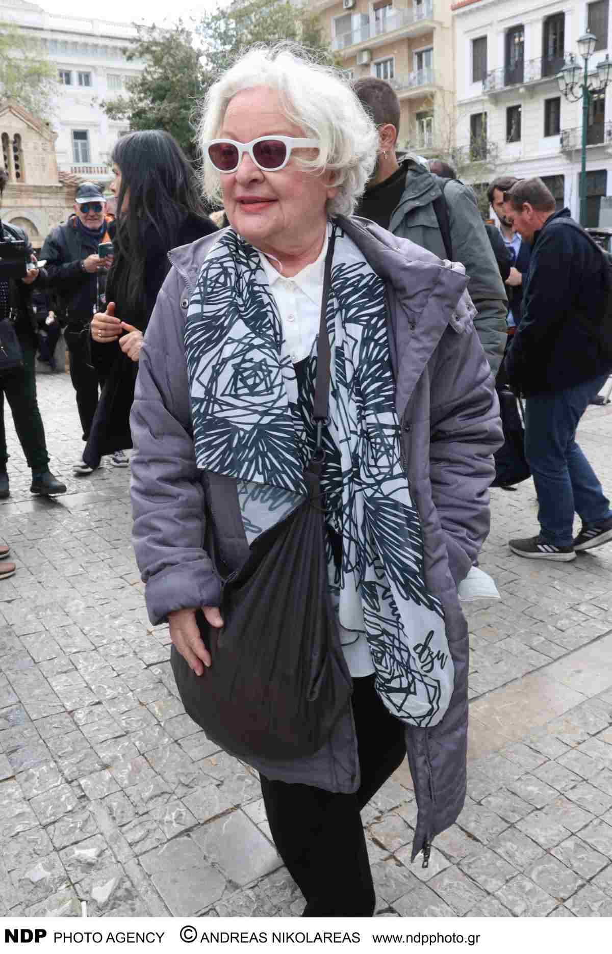 Αποχαιρετισμός στη Μαρινέλλα: Η παρουσία της Μαριάννας Λάτση στην τελετή 36 Κηδεία Μαρινέλλας