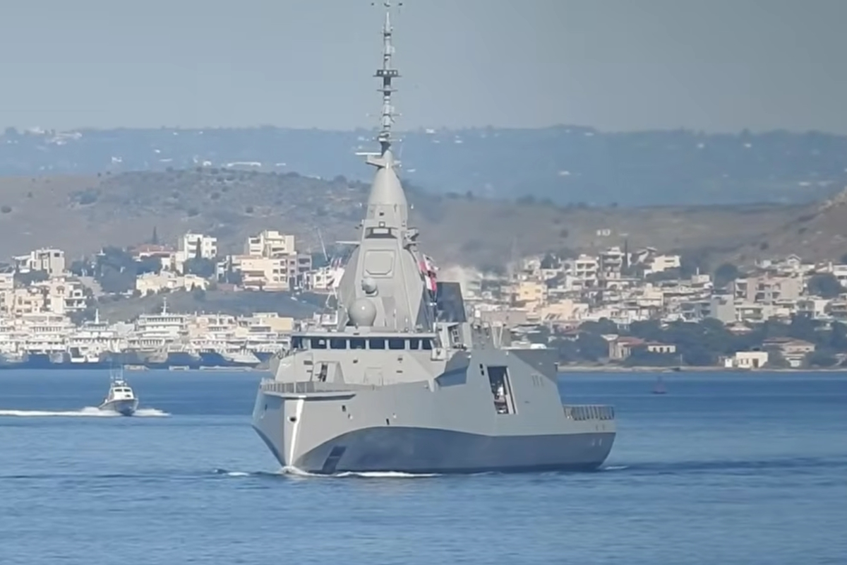 Η φρεγάτα «Κίμων» έφτασε στον Πειραιά – Στιγμιότυπα από την εντυπωσιακή της άφιξη στο λιμάνι