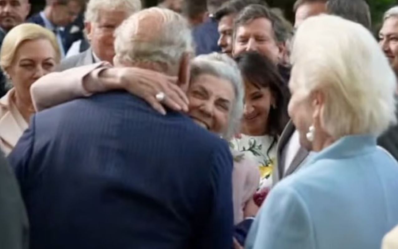 Βασιλιάς Κάρολος: Η αγκαλιά που παραβίασε το πρωτόκολλο στην Ουάσινγκτον – Συγκινητική επανένωση με παλιά φίλη