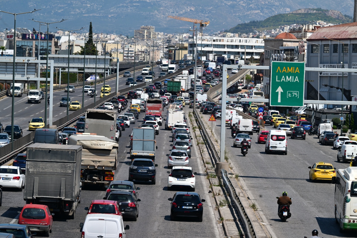 Κυκλοφοριακό χάος: Μποτιλιάρισμα στον Κηφισό, καθυστερήσεις στην Αττική Οδό λόγω Πάσχα