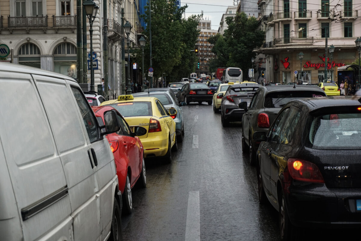 Κυκλοφοριακό χάος: Τροχαία στην κάθοδο προς Άγιο Στέφανο – Στο «κόκκινο» ο Κηφισός, καθυστερήσεις στην Αττική Οδό