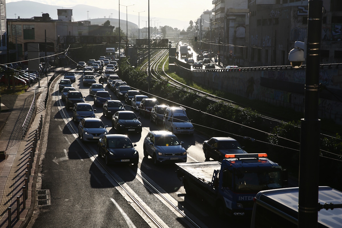 Κυκλοφοριακό χάος: Χιλιόμετρα ουρών στον Κηφισό – Στο «κόκκινο» η Κηφισίας λόγω τροχαίου στην άνοδο