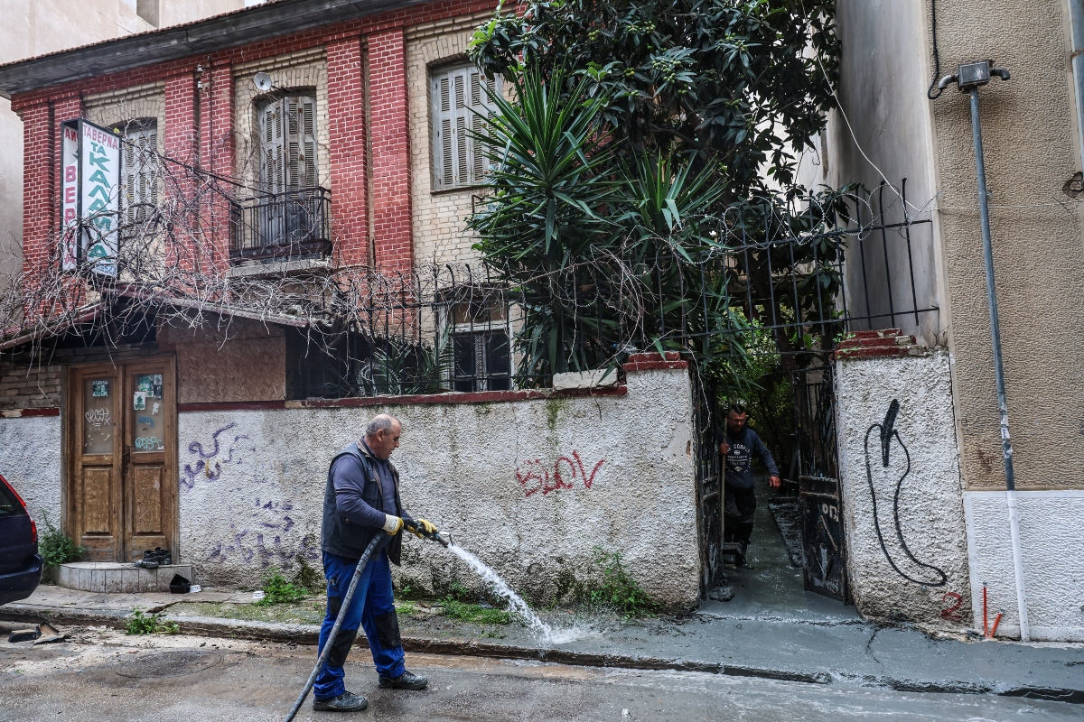 Λύθηκε το μυστήριο με το «υγρό τσιμέντο» στην Κυψέλη: «Είναι μείγμα ειδικού αφρού και χώματος», αναφέρει η εταιρεία του Μετρό