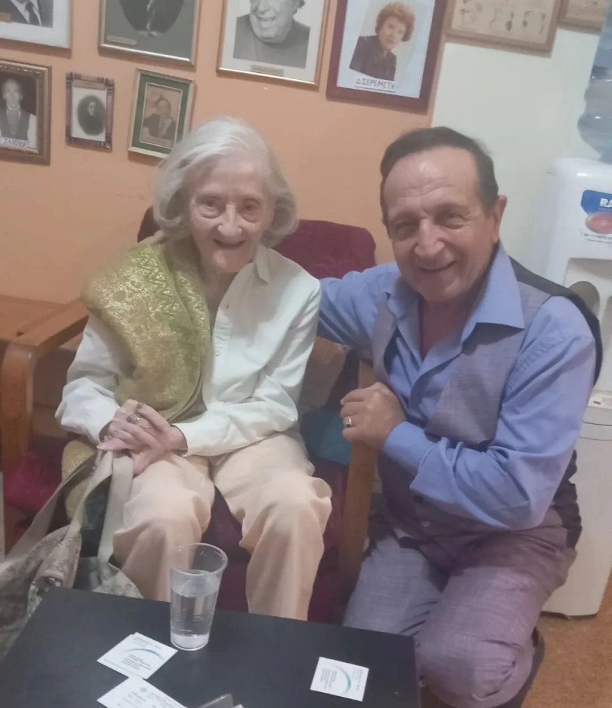 Η «μοναχική» Λαμπρή των διασήμων: 6 γνωστοί Έλληνες που πέρασαν το Πάσχα απομονωμένοι και λησμονημένοι 11 H «σκοτεινή» Λαμπρή των επωνύμων: 6 διάσημοι Έλληνες που πέρασαν το Πάσχα μόνοι και ξεχασμένοι