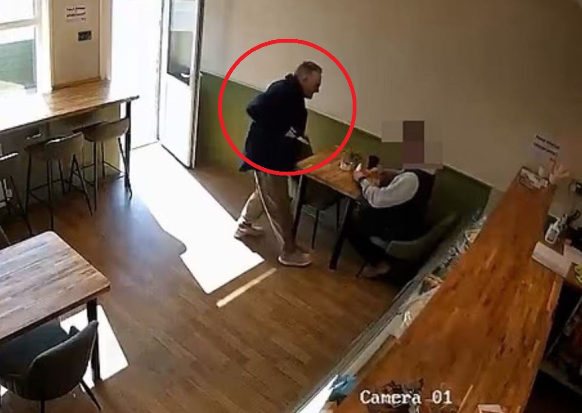 Σοκαριστικό βίντεο: Άνδρας επιτίθεται με μαχαίρι σε καφέ – Το θύμα τον ακινητοποιεί